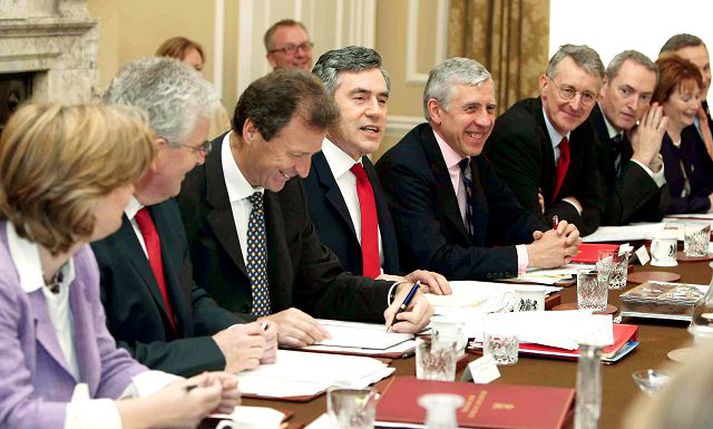 Fyrsti fundur nýrrar stjórnar Gordon Brown, í miðju, stýrir fyrsta fundi hinnar nýju ríkisstjórnar í embættisbústað sínum að Downingstræti 10 í gær.