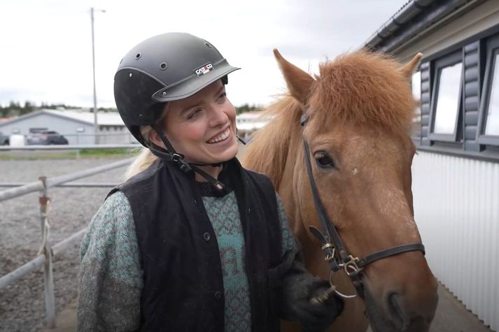 Í hesthúsi fjölskyldunnar er Áslaug á heimavelli.