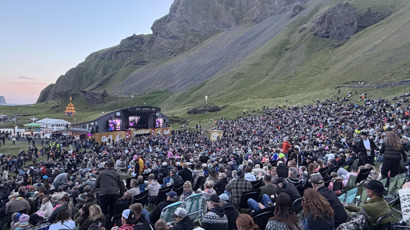 Sparkað í lög­reglu­mann og sjúkraflutningamaður sleginn