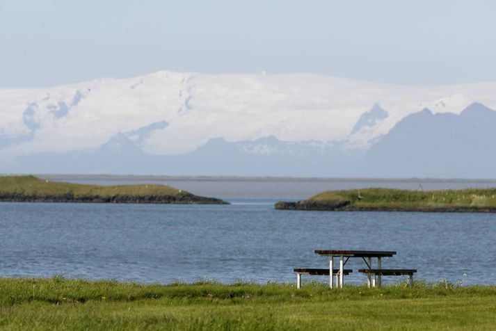 Hjólreiðarmönnum í vanda komið til aðstoðar og hafa bændur misst af hey af nýslegnum túnum vegna hvassviðris við Hornafjörð.