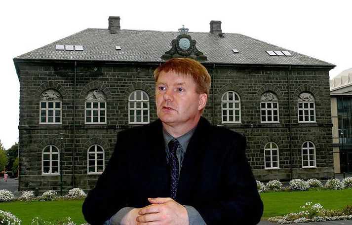 Tryggvi Gunnarsson er snúinn aftur til starfa sem Umboðsmaður Alþingis eftir að hafa setið í Rannsóknarnefnd Alþingis.