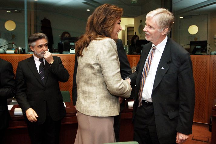 Ráðherrar rökræða Erkki Tuomioja, utanríkisráðherra Finnlands, sem gegnir ESB-formennskunni þetta misserið, heilsar grískri starfssystur sinni, Doru Bakoyannis, í Brussel í gær.