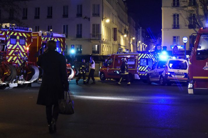 Umferð hefur verið lokað víða í París í kvöld og landamærum Frakklands verður lokað.