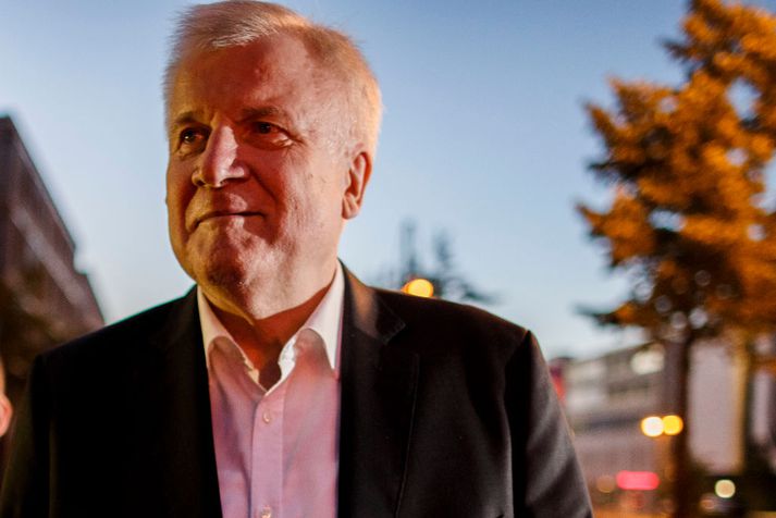 Horst Seehofer mun áfram gegna embætti innanríkisráðherra Þýskalands.