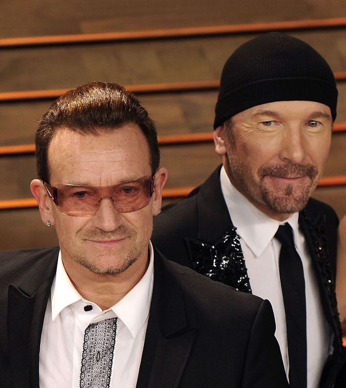 Bono og The Edge. Gítarleikari hljómsveitarinnar heitir The Edge af því að U2 eru "edgy“ hljómsveit, sem þýðir að þeir spili mjög framsækna og ögrandi tónlist sem er alls ekki orðin þreytt og bitlaus.