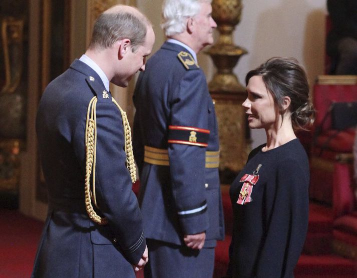 Vilhjálmur Bretaprins veitti Victoriu orðuna í Buckingham höll í dag.