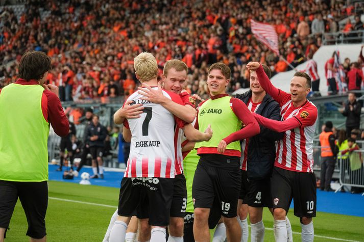 Um 4.000 manns sáu Þróttara vinna sig upp í Bestu deildina í dag.