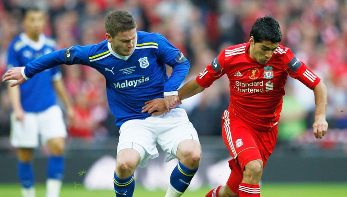 Aron Einar í baráttu við Luis Suarez um síðustu helgi.