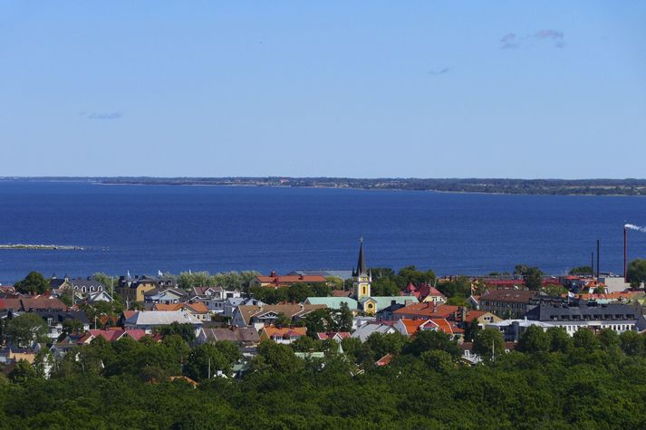 Sjónarvottur sá til mannsins falla af sæþotu um 200 metra frá landi í Köpingsvik, rétt norður af Borgholm á sænsku eyjarinnar Öland, austur af landinu.