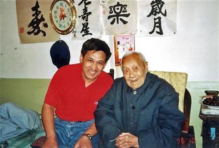 Sun Yaoting, til hægri, með höfundi bókarinnar, sagnfræðingnum Jia Yinghua.