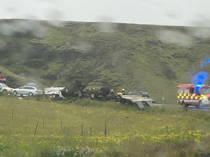 Ökumaður slasaðist en virðist ekki vera alvarlega slasaður að sögn viðbragðsaðila.