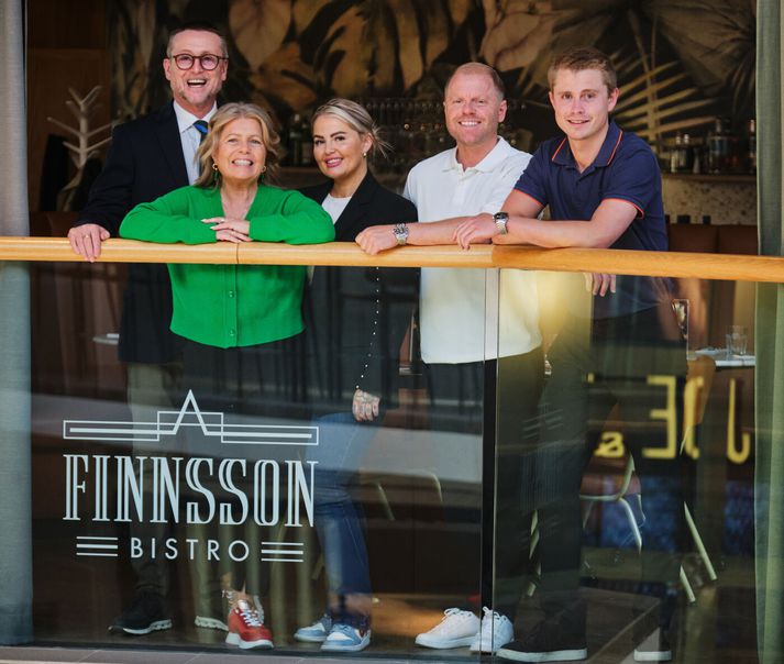 Það er oft hlegið þegar ævintýralegt líf Finnsson fjölskyldunnar er rifjað upp; Hjónanna Óskars Finnssonar og Maríu Hjaltadóttur og barnanna: Klöru, Guðfinn og Finns. En það er líka grátið og oft finnum við hjartað herpast saman. Ást og kærleikur skín í gegn í helgarspjallinu við Finnsson fjölskylduna.