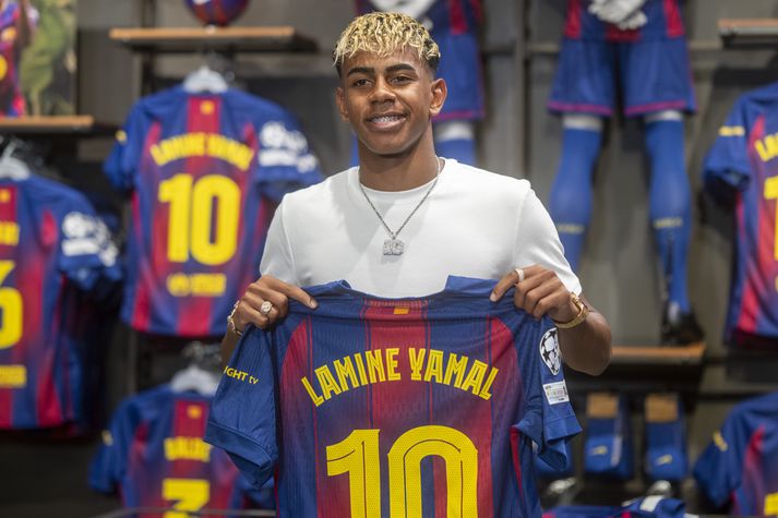 Lamine Yamal hefur fengið tíuna hjá Barcelona en hann spilar ekki í sömu stærð af treyju og fyrir einu og hálfu ári síðan.