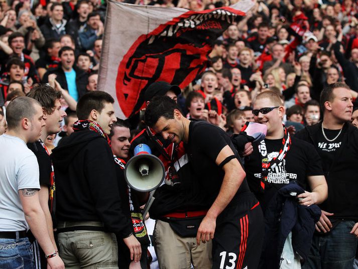 Michael Ballack með stuðningsmönnum Bayer Leverkusen.