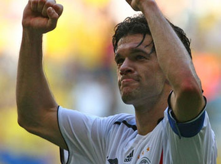 Maichael Ballack fagnar áhorfendum í leiknum gegn Svíum á HM.
