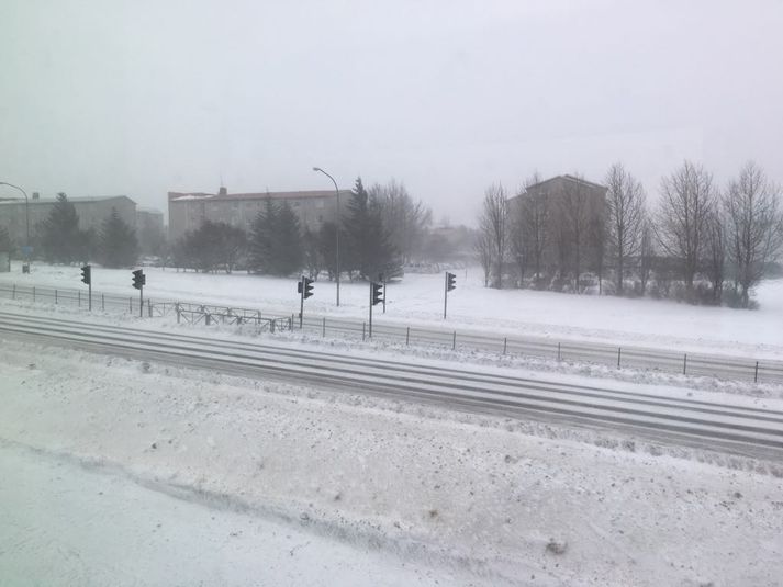 Lögreglan á höfuðborgarsvæðinu hvetur íbúa til að halda sig heima.