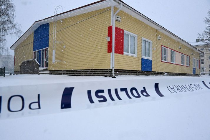 Lögregluborði við Viertola-gagnfræðiskólann í Vantaa í Finnlandi þar sem tólf ára drengur skaut þrjú skólasystkini sín 2. apríl.