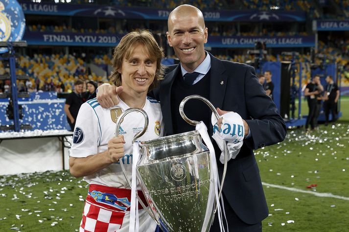 Zinedine Zidane og Luka Modric með bikarinn með stóru eyrun. Real Madrid vann Meistaradeildina öll ár Zidane með liðið.