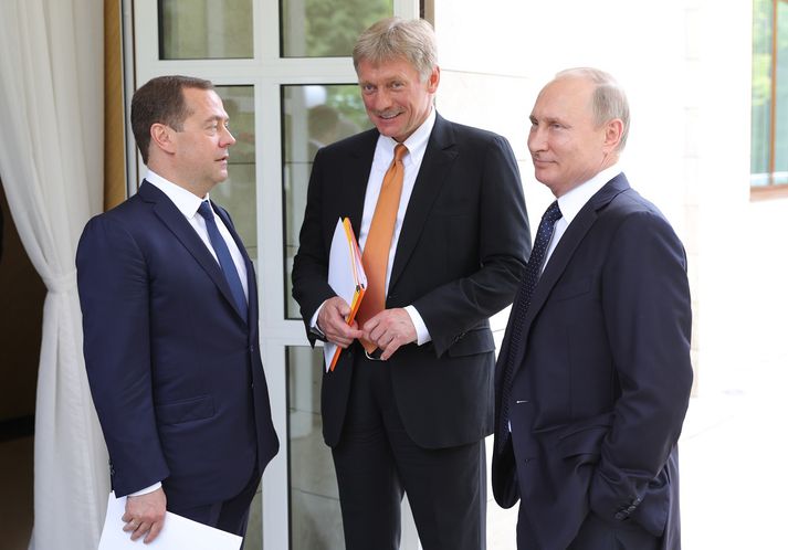 Dmitry Peskov er hér fyrir miðju. Við hlið hans eru þeir Dmitry Medvedev, forsætisráðherra og fyrrverandi forseti, og Vladimir Pútín, forseti og fyrrverandi forsætisráðherra.