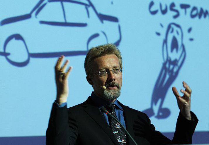 Chris Bangle fyrrverandi aðalhönnuður BMW lýsti sýn sinni á framtíðarhönnun bíla á Driving Sustainability ráðstefnunni sem fram fór á Hilton Nordica.Fréttablaðið/Stefán