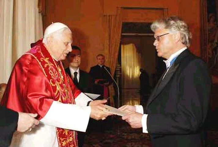 Stefán Lárus ásamt páfa.