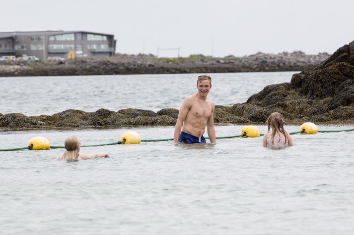 Þessir hressu krakkar þurfa ekki að hafa áhyggjur af því að svamla í saur í Nauthólsvík.