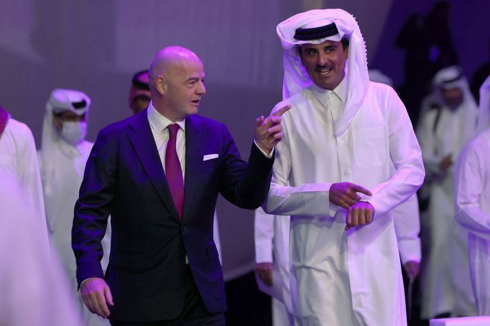Gianni Infantino, forseti FIFA, ásamt Sheikh Tamim bin Hamad Al Thani, emírnum af Katar.