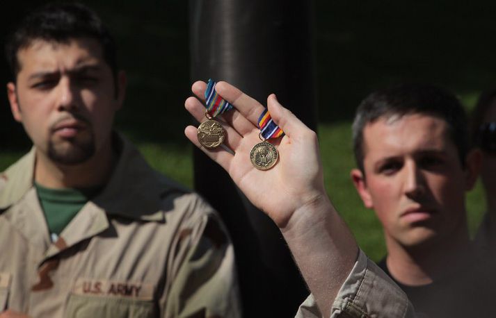 Mennirnir mótmæltur stríðsrekstri í Írak og Afganistan.