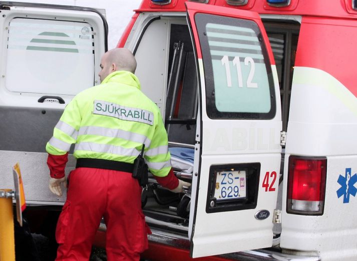 Þessi sjúkraflutningamaður er reyndar ekki starfandi núna þar sem hann missti vinnuna í seinasta niðurskurði í heilbrigðiskerfinu. Þetta er gömul mynd.