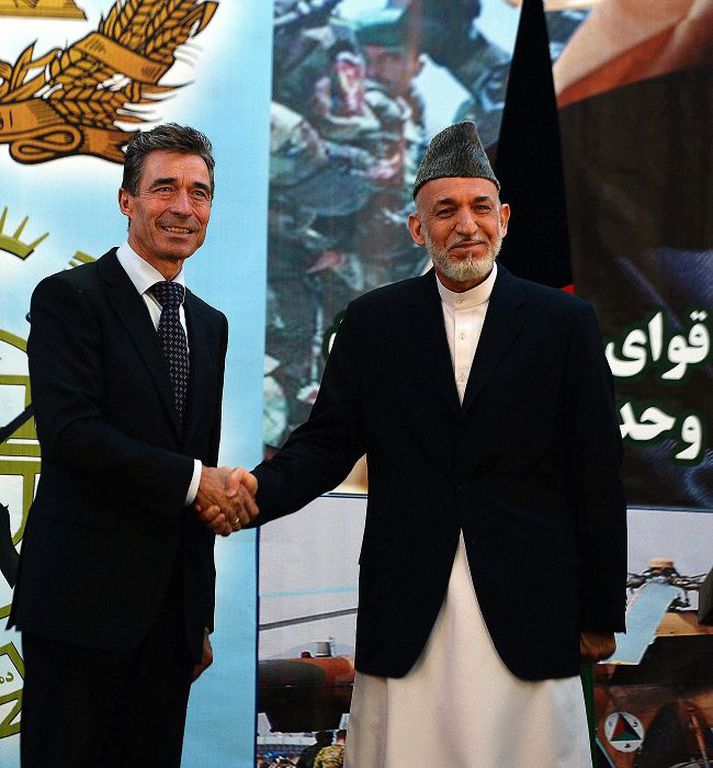Anders Fogh-Rasmussen, framkvæmdastjóri NATO, og Hamid Karzai, forseti Afganistans, handsöluðu í gær yfirfærslu öryggismála til afganskra öryggissveita.