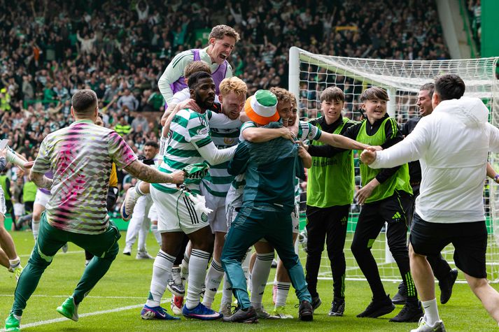 Stuðningsmenn Celtics að hlaupa inn á völlinn í fögnuði