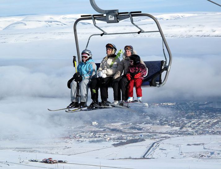 Rennibrautin á að liggja niður svokallaða Andrésarbrekku og stólalyfta ferjar fólk upp fjallið. 