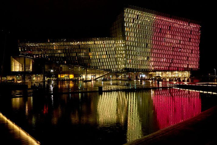 Harpa í belgísku fánalitunum í kvöld.