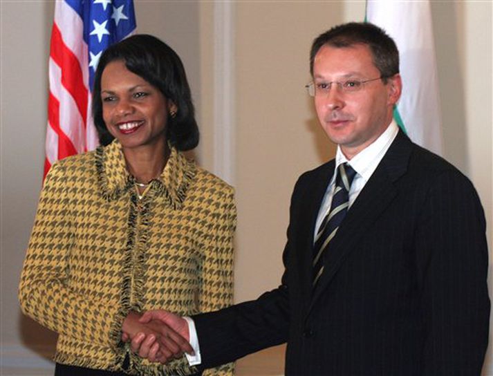 Condoleezza Rice, utanríkisráðherra Bandaríkjanna, og Sergei Stanishev, undirrita samkomulag um að Bandaríkjamenn opni herstöð í Búlgaríu.