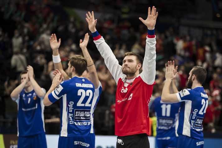 Ágúst Elí Björgvinsson fagnar sigri með íslenska landsliðinu á Evrópumótinu 2022.