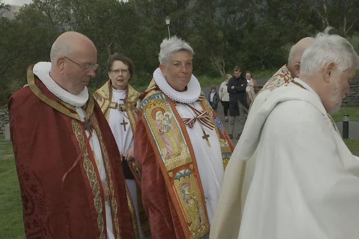 Solveig Lára Guðmundsdóttir fyrrverandi vígslubiskup á Hólum á leið til Hóladómkirkju þegar eftirmaður hennar, Gísli Gunnarsson, var vígður. Fyrir aftan hana er Agnes M. Sigurðardóttir, fráfarandi biskup Íslands.