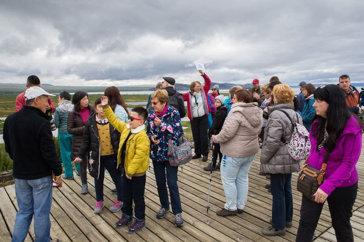 Turyści na platformie widokowej w Parku Narodowym Þingvellir