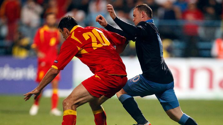 Wayne Rooney og Miodrag Dzudovic berjast um boltann í leiknum fræga.