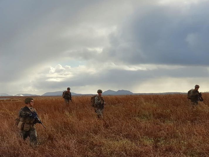 Landgönguliðar við Keflavíkurflugvöll í dag.