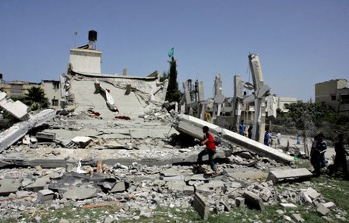 Bygging í Beit Hanoun á Gasaströndinni sem eyðilagðist í loftárás Ísraelshers í gær.