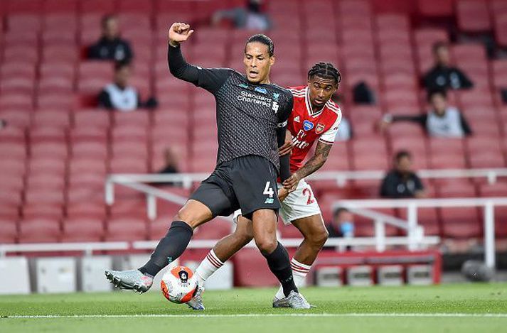 Virgil van Dijk í þann mund að gefa sendinguna slæmu sem kostaði fyrsta mark leiksins.