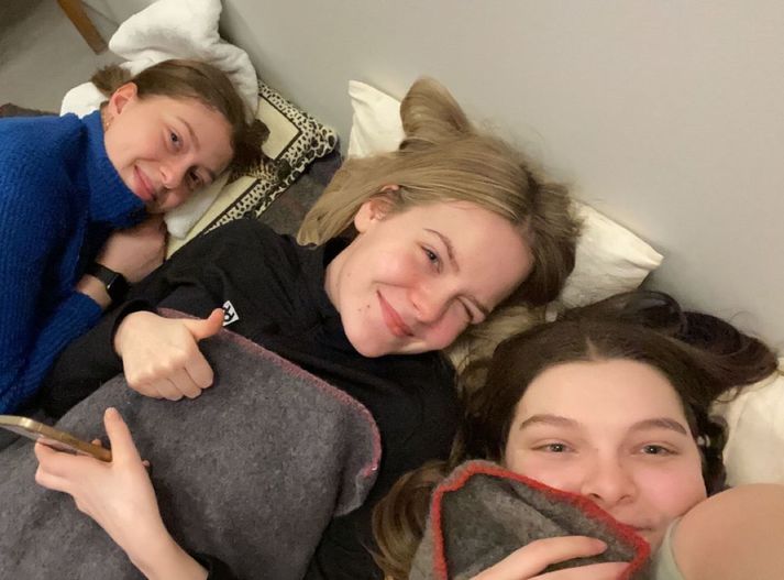 Þær Dagrún, Guðbjörg og Kara voru fegnar að fá að gista í fjöldahjálparstöð Rauða krossins eftir að hafa setið fastar á heiðinni í marga klukkutíma.
