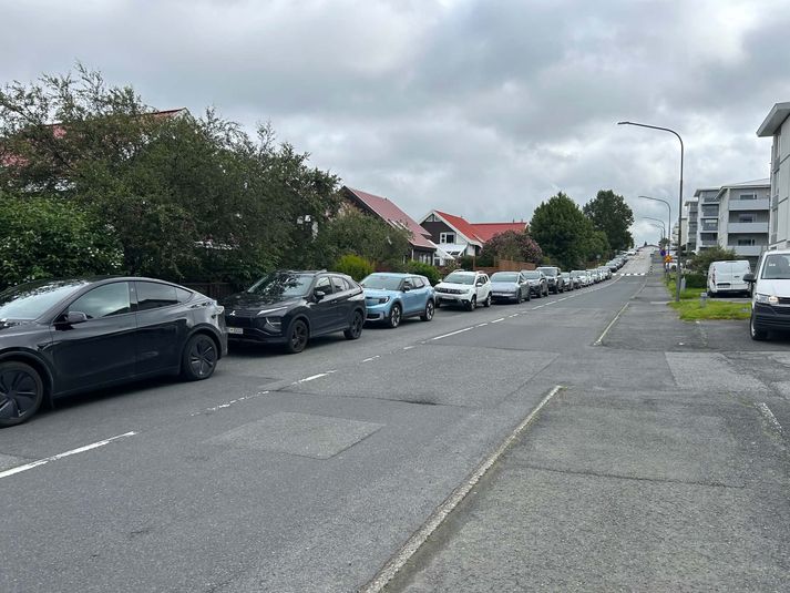 Töluvert af bílum var lagt í göturnar nærri Fagralundi í Kópavogi.