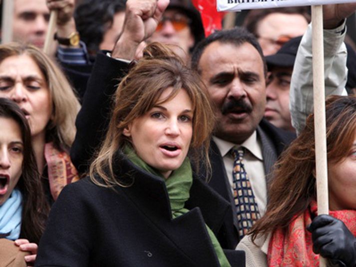 Jemima Khan fyrrverandi eiginkona Imran Khan stjórnarandstöðuleiðtoga hrópar slagorð í mótmælum gegn stjórn Musharrafs í London.