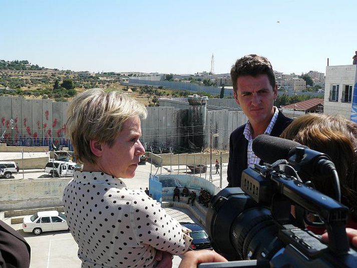 Ingibjörgu Sólrúnu Gísladóttur utanríkisráðherra sýndur múrinn við Betlehem. Tom White, fulltrúi flóttamannaaðstoðar SÞ í Palestínu, til hægri.