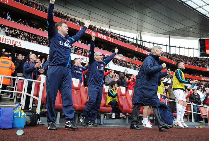 Wenger. Pat Rice og félagar á bekknum fagna í dag.
