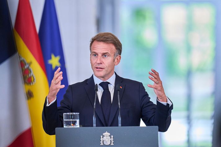 Emmanuel Macron segir að ákvörðunin feli í sér að engir tálmar verði settir á flutning olíuafurðir milli G7-ríkja og að með þessu yrði refsiðaðgerðum gegn Rússlandi haldið áfram.