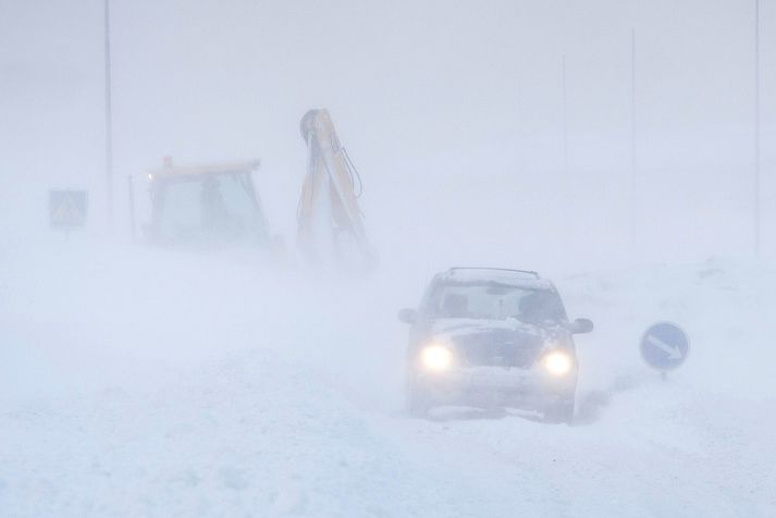 Búið er að loka Sandskeiði og Hellisheiði.