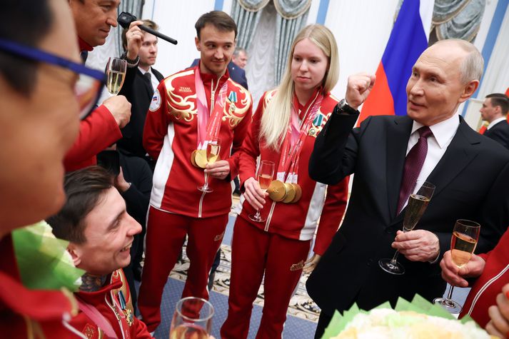 Vladimir Putin Rússlandsforseti með rússnesku íþróttafólki sem vann verðlaun á Ólympíumóti fatlaðra.