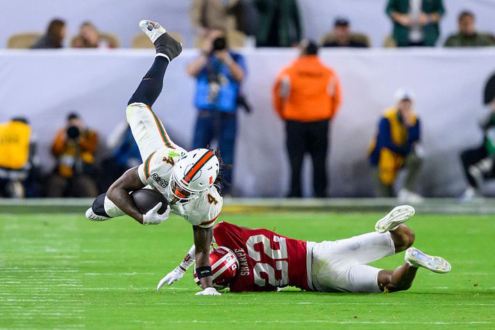 Mark Fletcher Jr. í loftinu eftir tæklingu frá Jamari Sharpe í leiknum í gærkvöld.